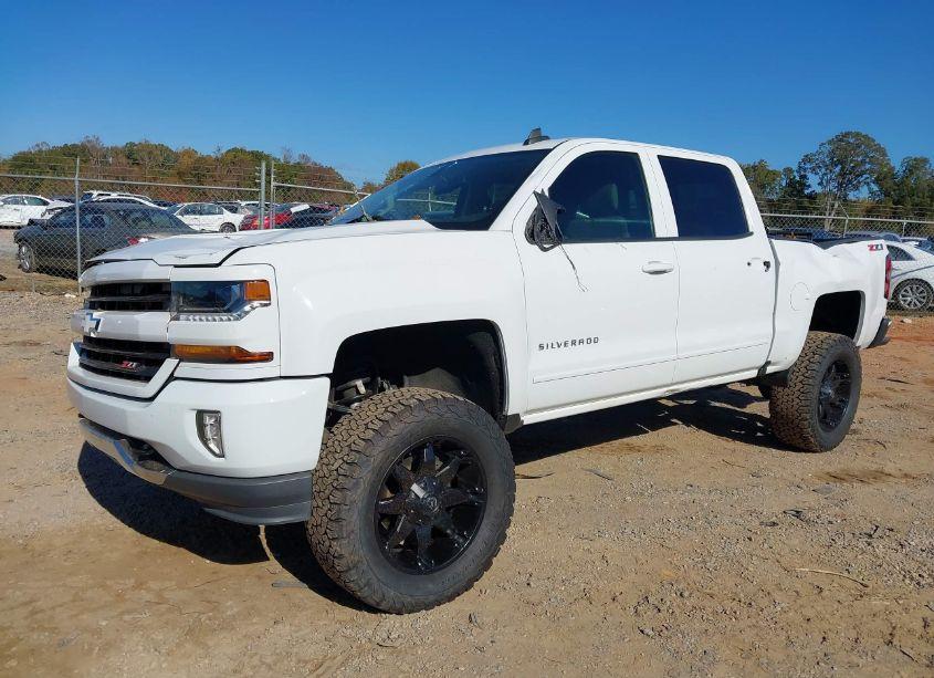Photo 2 of 2016 Chevrolet Silverado 1500 2LT (VIN 3GCUKREC9GG334729)