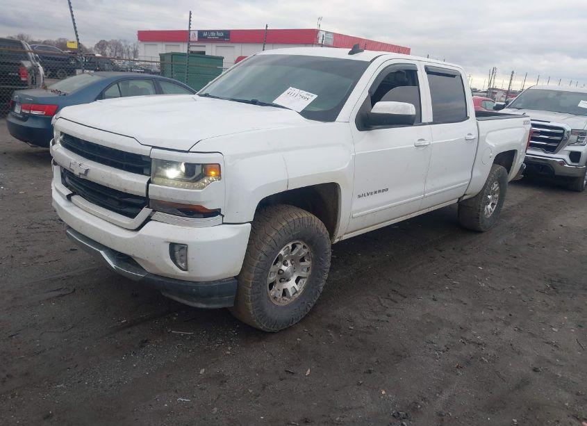 Photo 2 of 2017 Chevrolet Silverado 1500 2LT (VIN 3GCUKREC9HG218397)