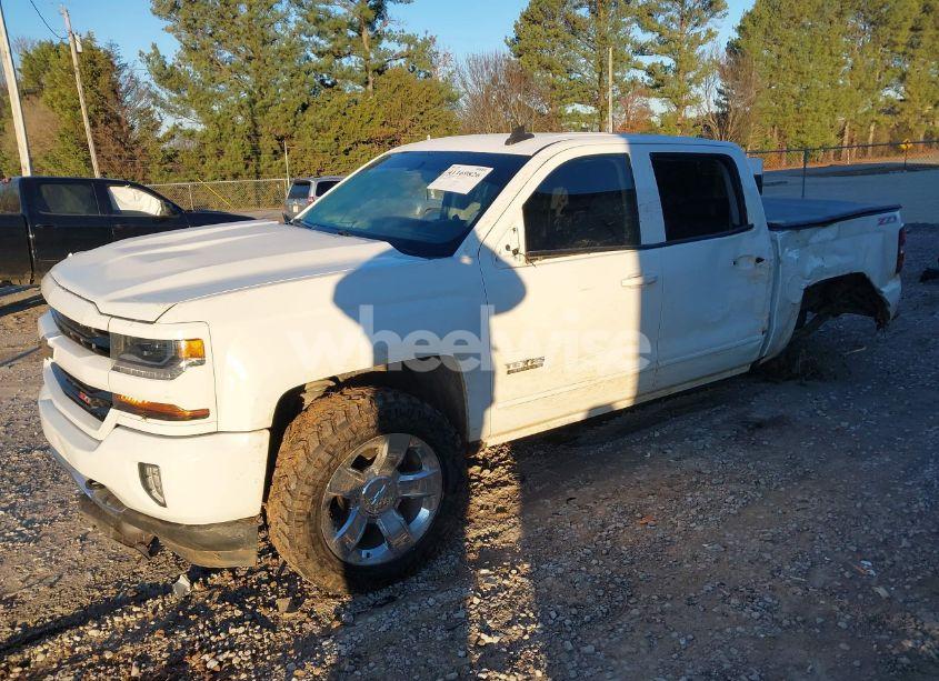 Photo 2 of 2017 Chevrolet Silverado 1500 2LT (VIN 3GCUKREC9HG385505)