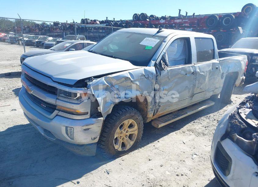 Photo 2 of 2017 Chevrolet Silverado 1500 2LT (VIN 3GCUKREC9HG497768)