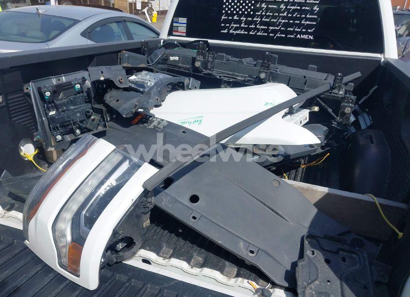 Photo 12 of 2018 Chevrolet Silverado 1500 2LT (VIN 3GCUKREC9JG394792)