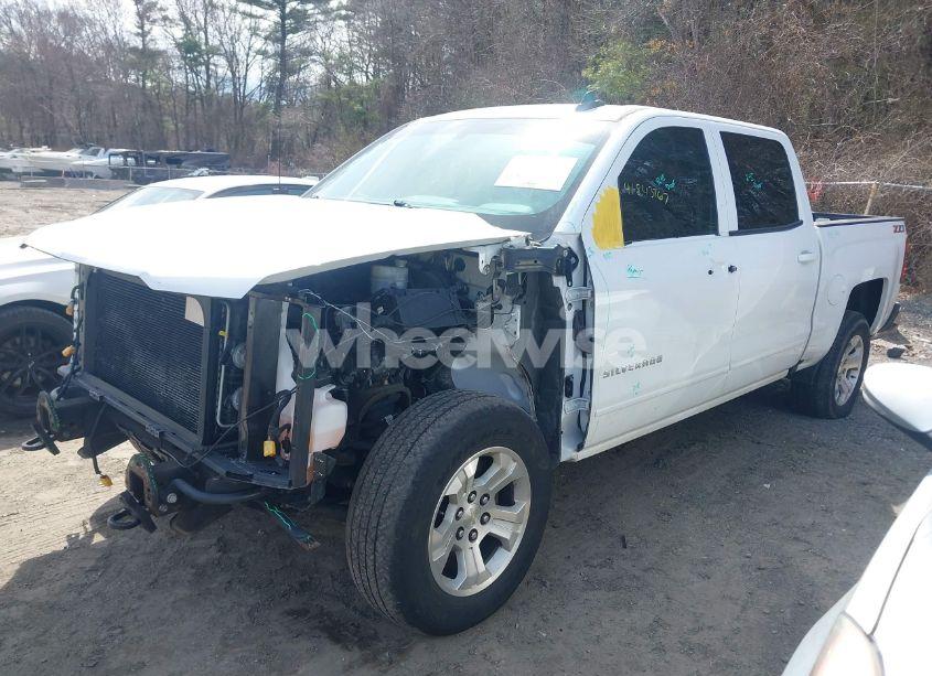 Photo 2 of 2018 Chevrolet Silverado 1500 2LT (VIN 3GCUKREC9JG394792)