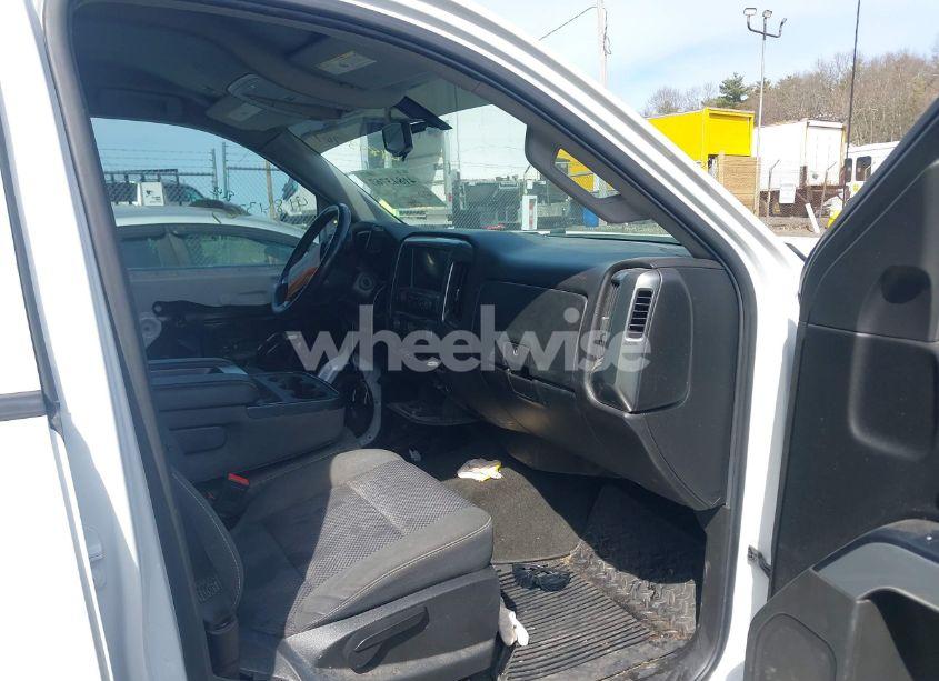 Photo 5 of 2018 Chevrolet Silverado 1500 2LT (VIN 3GCUKREC9JG394792)