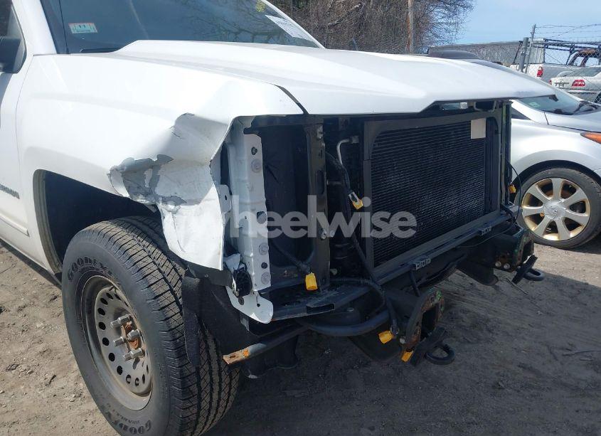 Photo 6 of 2018 Chevrolet Silverado 1500 2LT (VIN 3GCUKREC9JG394792)