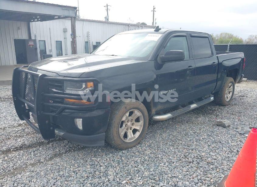 Photo 2 of 2018 Chevrolet Silverado 1500 2LT (VIN 3GCUKREC9JG486887)