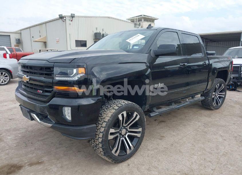 Photo 2 of 2018 Chevrolet Silverado 1500 2LT (VIN 3GCUKREC9JG548224)