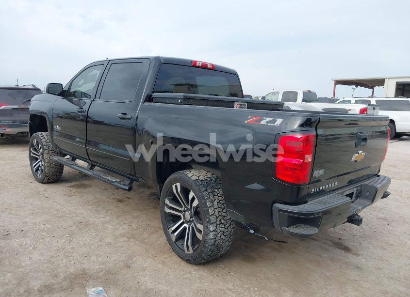 Photo 3 of 2018 Chevrolet Silverado 1500 2LT (VIN 3GCUKREC9JG548224)