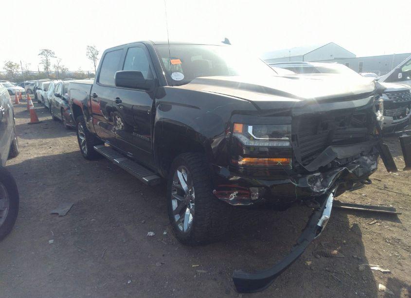 2018 Chevrolet Silverado 1500 2LT (VIN 3GCUKREC9JG570644) main photo