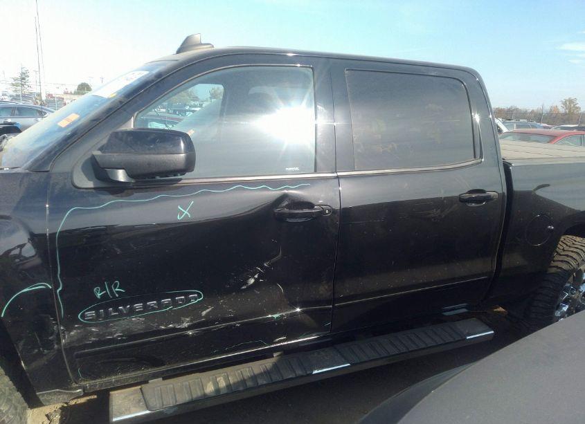 Photo 14 of 2018 Chevrolet Silverado 1500 2LT (VIN 3GCUKREC9JG570644)