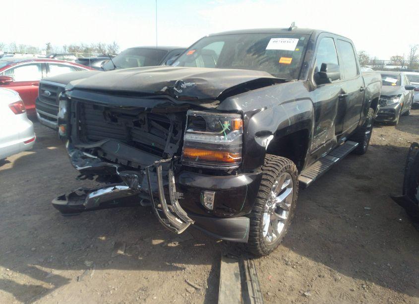 Photo 2 of 2018 Chevrolet Silverado 1500 2LT (VIN 3GCUKREC9JG570644)