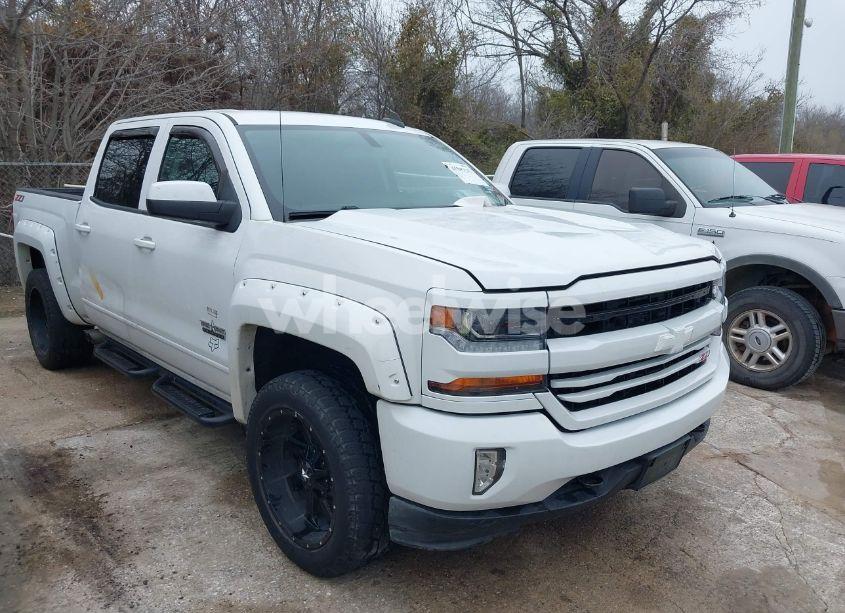 2018 Chevrolet Silverado 1500 2LT (VIN 3GCUKREC9JG630311) main photo