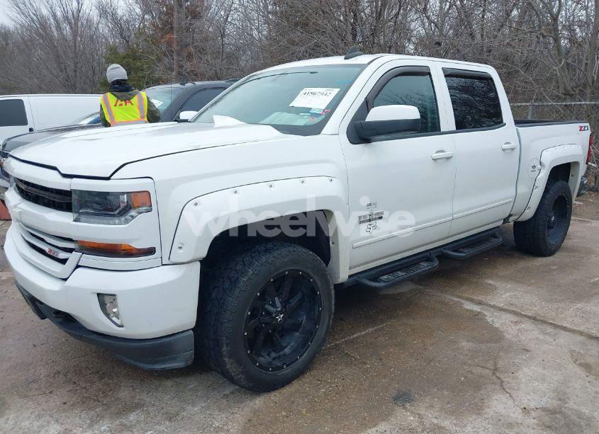 Photo 2 of 2018 Chevrolet Silverado 1500 2LT (VIN 3GCUKREC9JG630311)