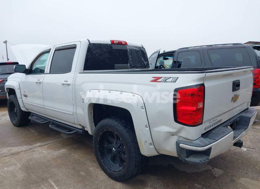 Photo 3 of 2018 Chevrolet Silverado 1500 2LT (VIN 3GCUKREC9JG630311)
