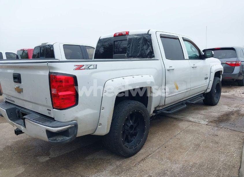 Photo 4 of 2018 Chevrolet Silverado 1500 2LT (VIN 3GCUKREC9JG630311)