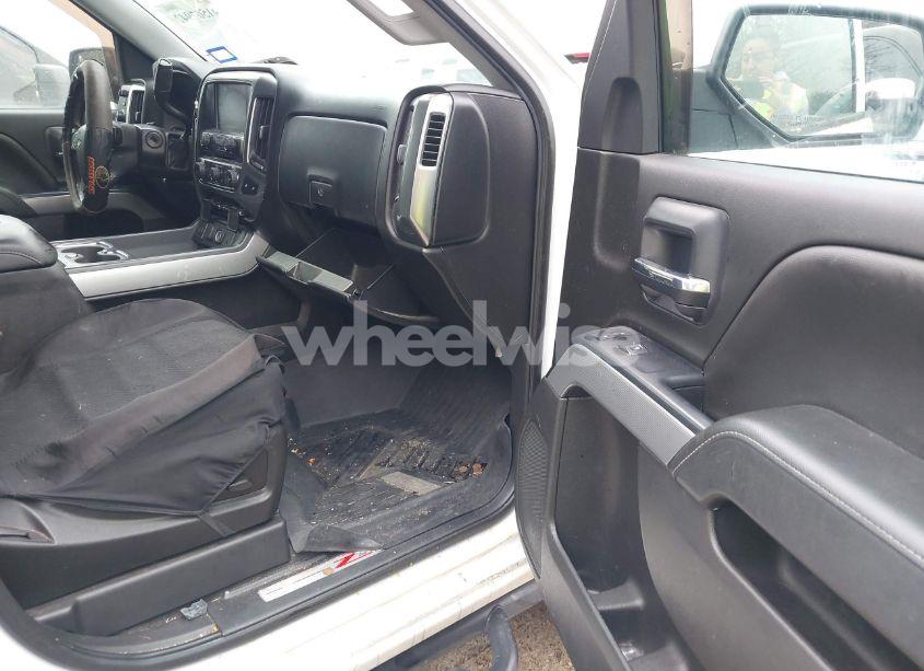 Photo 5 of 2018 Chevrolet Silverado 1500 2LT (VIN 3GCUKREC9JG630311)