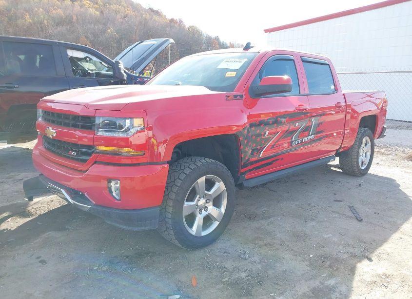 Photo 2 of 2018 Chevrolet Silverado 1500 2LT (VIN 3GCUKREC9JG645133)