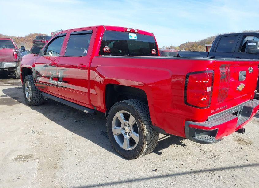 Photo 3 of 2018 Chevrolet Silverado 1500 2LT (VIN 3GCUKREC9JG645133)