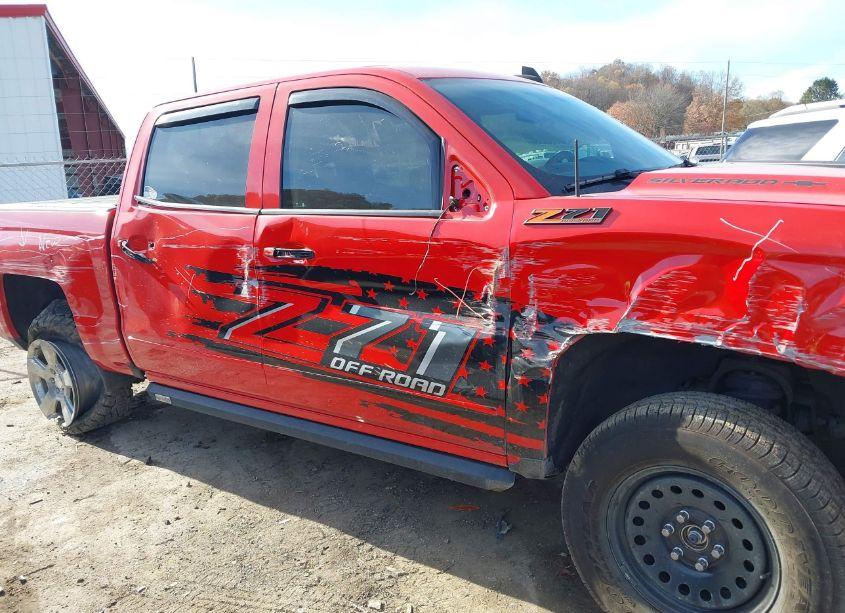 Photo 6 of 2018 Chevrolet Silverado 1500 2LT (VIN 3GCUKREC9JG645133)
