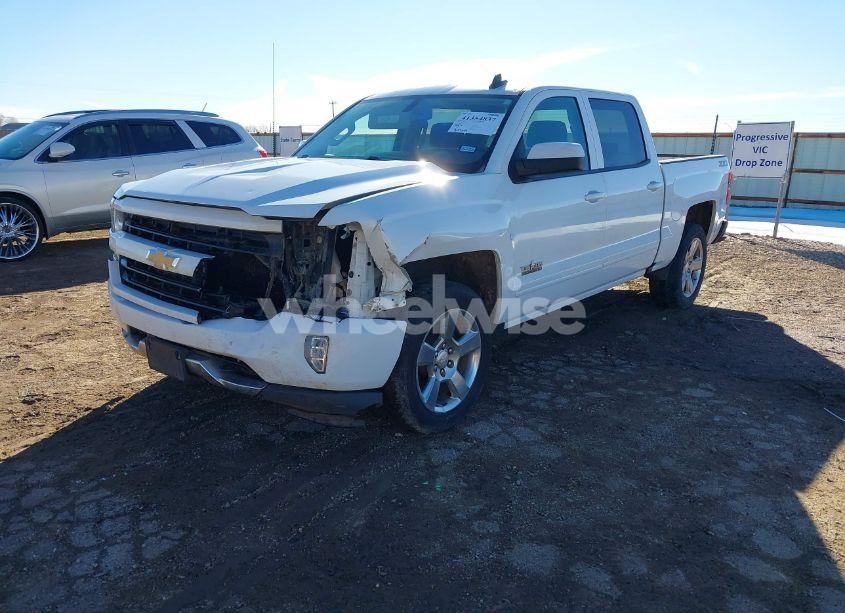 Photo 2 of 2018 Chevrolet Silverado 1500 2LT (VIN 3GCUKRECXJG171449)