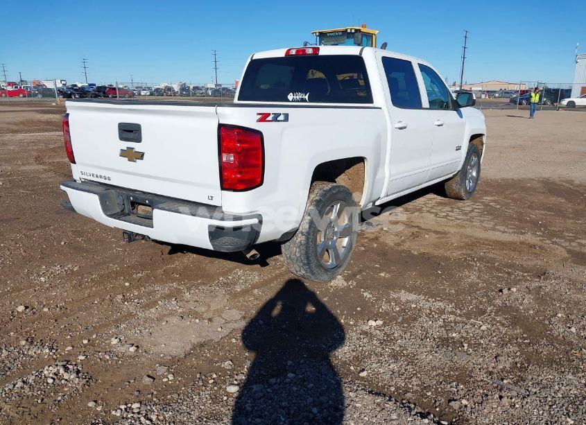 Photo 4 of 2018 Chevrolet Silverado 1500 2LT (VIN 3GCUKRECXJG171449)