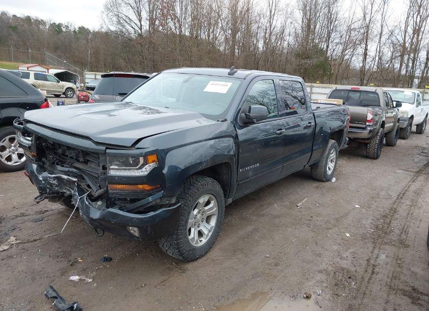 Photo 2 of 2018 Chevrolet Silverado 1500 2LT (VIN 3GCUKRECXJG419327)