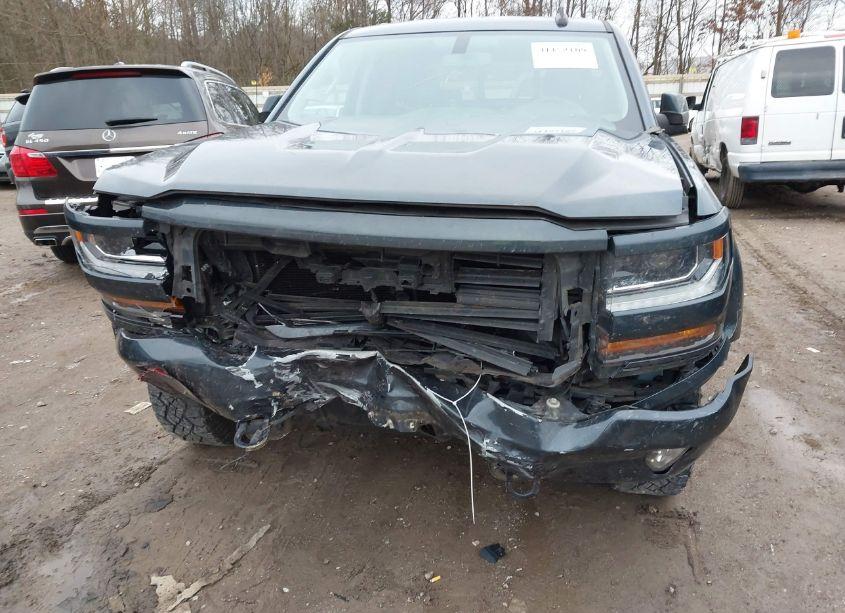 Photo 6 of 2018 Chevrolet Silverado 1500 2LT (VIN 3GCUKRECXJG419327)