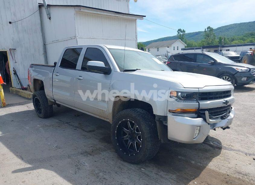 2018 Chevrolet Silverado 1500 2LT (VIN 3GCUKRECXJG477812) main photo