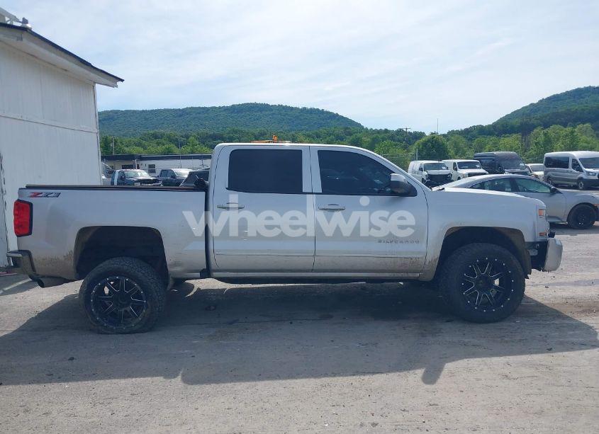 Photo 13 of 2018 Chevrolet Silverado 1500 2LT (VIN 3GCUKRECXJG477812)