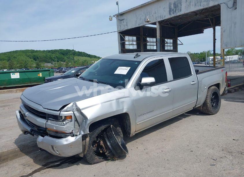 Photo 2 of 2018 Chevrolet Silverado 1500 2LT (VIN 3GCUKRECXJG477812)