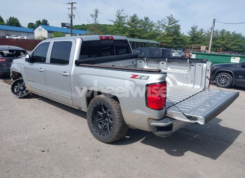 Photo 3 of 2018 Chevrolet Silverado 1500 2LT (VIN 3GCUKRECXJG477812)