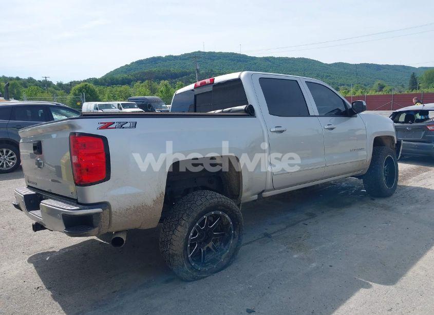 Photo 4 of 2018 Chevrolet Silverado 1500 2LT (VIN 3GCUKRECXJG477812)