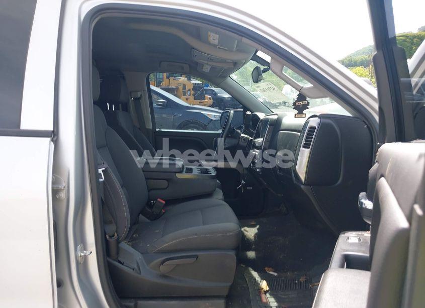 Photo 5 of 2018 Chevrolet Silverado 1500 2LT (VIN 3GCUKRECXJG477812)