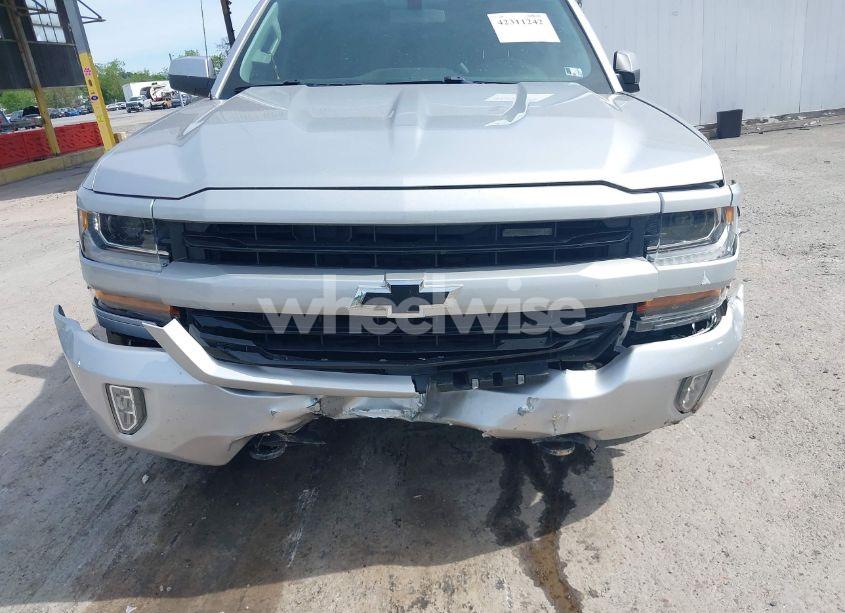 Photo 6 of 2018 Chevrolet Silverado 1500 2LT (VIN 3GCUKRECXJG477812)