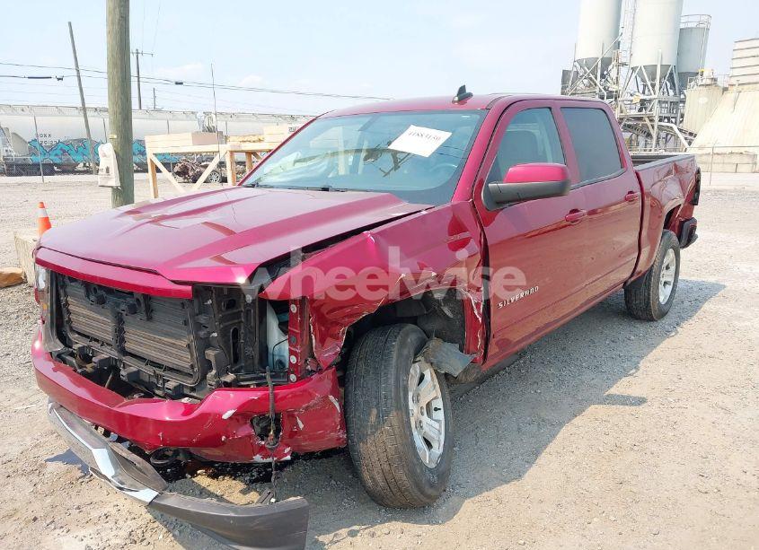Photo 2 of 2018 Chevrolet Silverado 1500 2LT (VIN 3GCUKRECXJG484145)