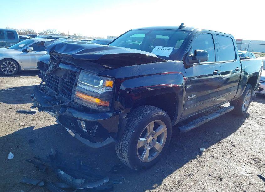 Photo 2 of 2018 Chevrolet Silverado 1500 2LT (VIN 3GCUKRECXJG496411)