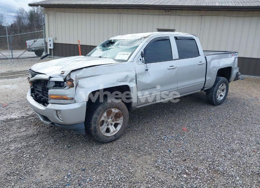 Photo 2 of 2018 Chevrolet Silverado 1500 2LT (VIN 3GCUKRECXJG534672)