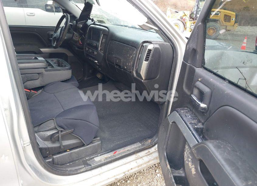 Photo 5 of 2018 Chevrolet Silverado 1500 2LT (VIN 3GCUKRECXJG534672)