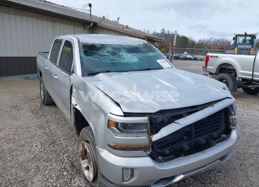Photo 6 of 2018 Chevrolet Silverado 1500 2LT (VIN 3GCUKRECXJG534672)