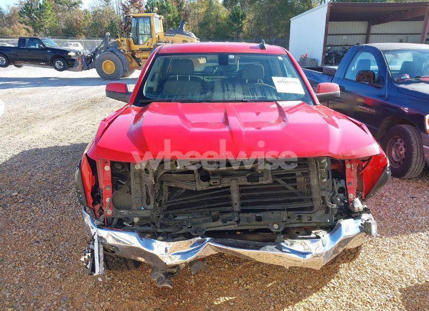 Photo 12 of 2018 Chevrolet Silverado 1500 LT (VIN 3GCUKRER7JG388431)