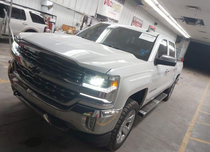 Photo 2 of 2018 Chevrolet Silverado 1500 1LZ (VIN 3GCUKSEC6JG138634)