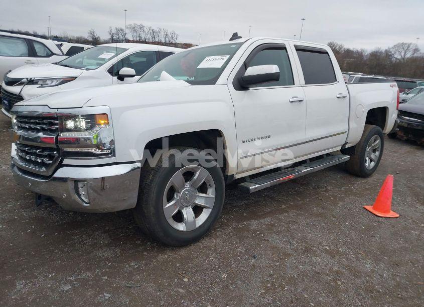 Photo 2 of 2018 Chevrolet Silverado 1500 1LZ (VIN 3GCUKSECXJG327822)