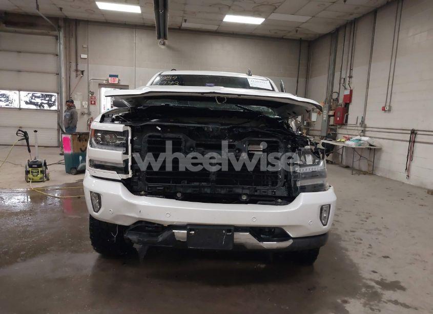 Photo 13 of 2018 Chevrolet Silverado 1500 2LZ (VIN 3GCUKSEJ5JG322476)