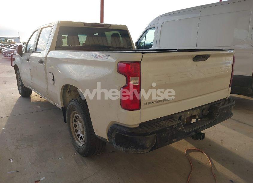 Photo 3 of 2019 Chevrolet Silverado K1500 (VIN 3GCUYAEF8KG294338)