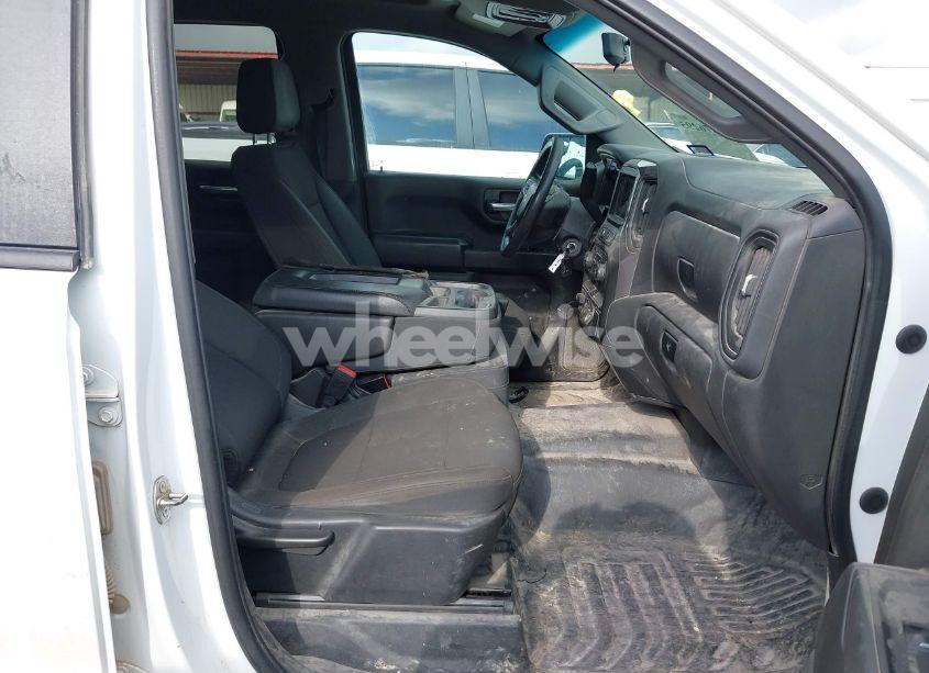 Photo 5 of 2019 Chevrolet Silverado K1500 (VIN 3GCUYAEF8KG294338)