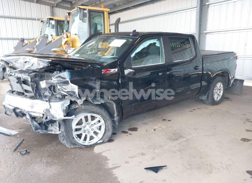 Photo 2 of 2019 Chevrolet Silverado 1500 LT (VIN 3GCUYDED1KG275615)