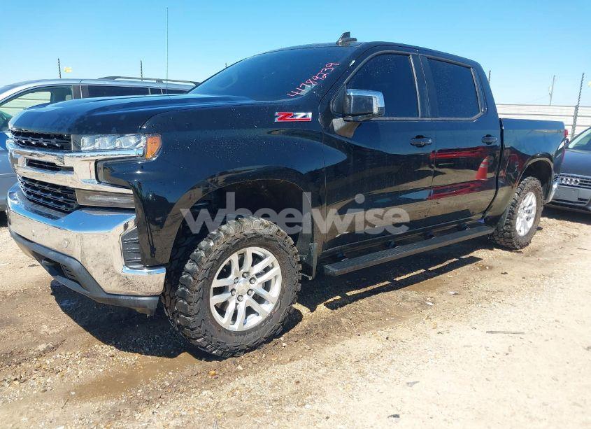 Photo 2 of 2019 Chevrolet Silverado 1500 LT (VIN 3GCUYDED2KG130003)