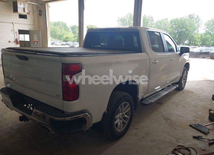 Photo 4 of 2021 Chevrolet Silverado 1500 4WD SHORT BED LT (VIN 3GCUYDEDXMG439687)