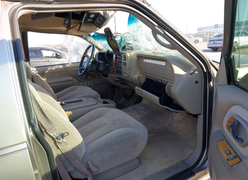 Photo 5 of 1999 Gmc Suburban 2500 SL (VIN 3GKGC26J2XG536847)