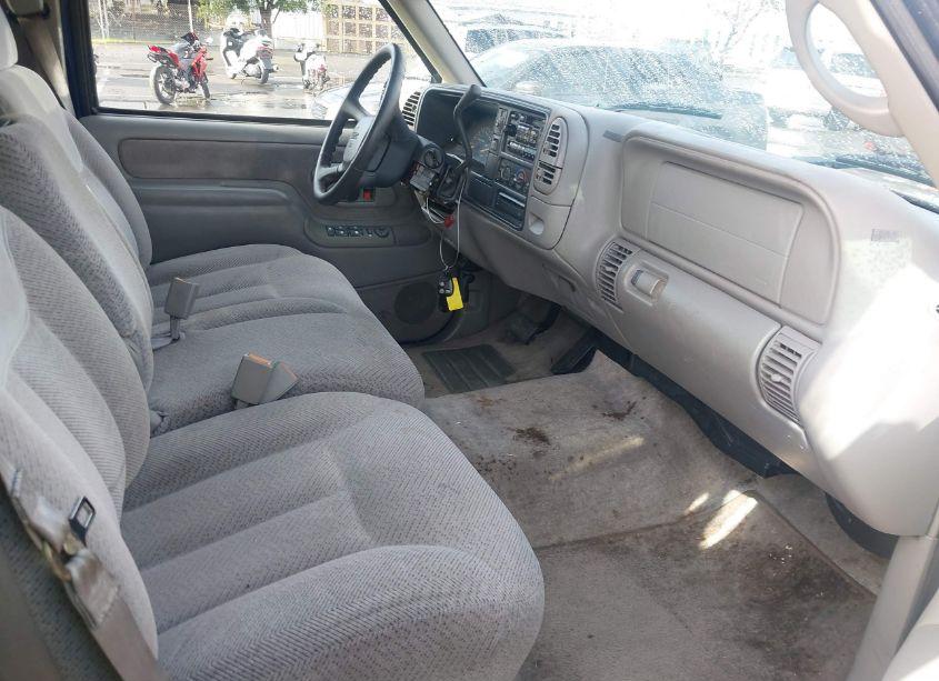 Photo 5 of 1999 Gmc Suburban 2500 SL (VIN 3GKGC26JXXG542539)