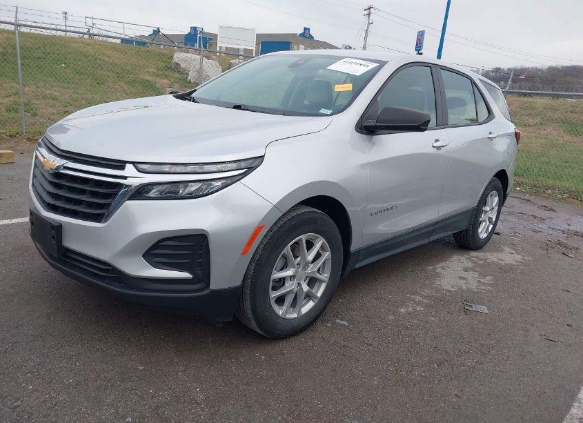Photo 2 of 2022 Chevrolet Equinox FWD LS (VIN 3GNAXHEV6NS104373)